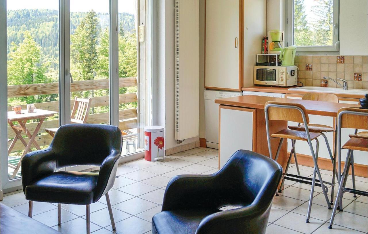 Cozy Apartment In Premanon With Kitchenette Екстериор снимка