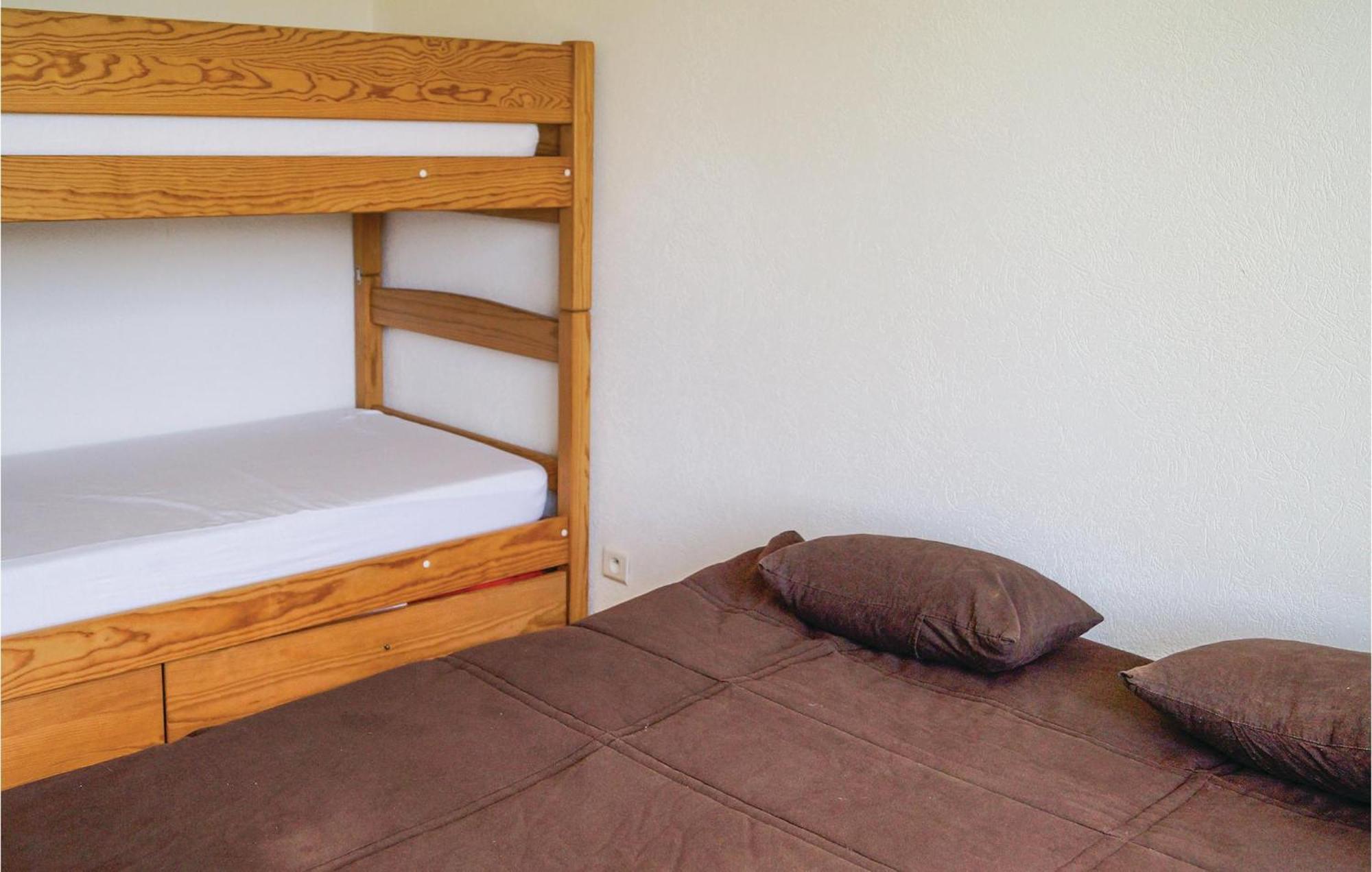 Cozy Apartment In Premanon With Kitchenette Екстериор снимка