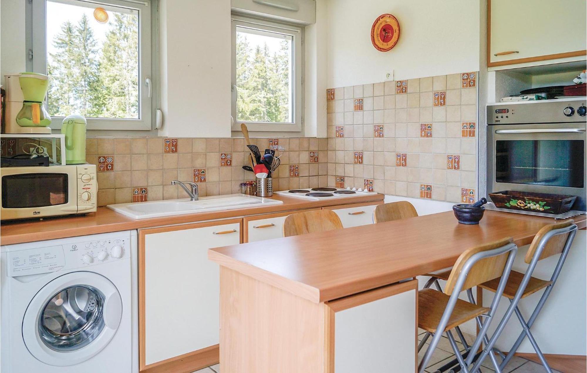 Cozy Apartment In Premanon With Kitchenette Екстериор снимка